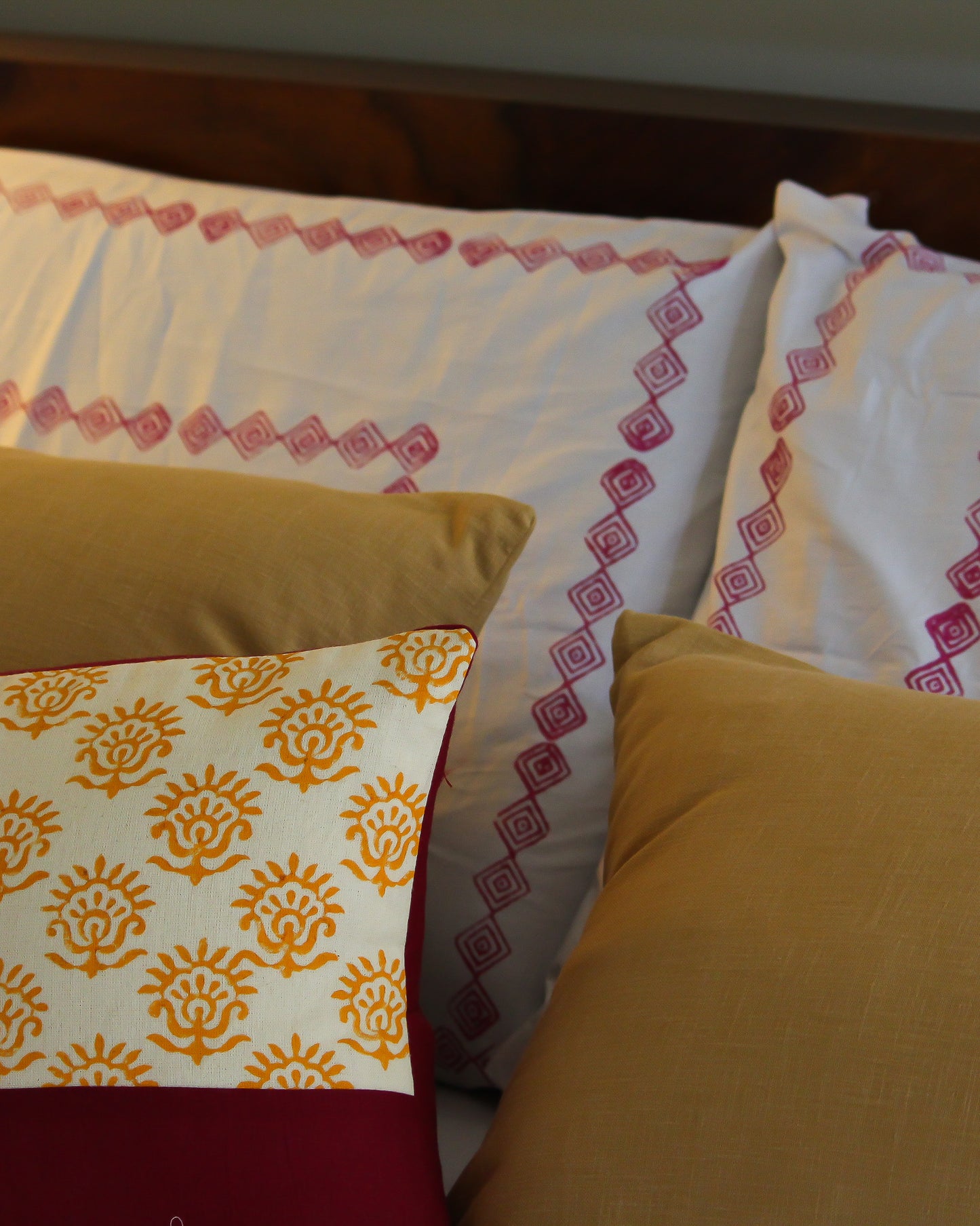 Gulabi Fitted Bedsheet